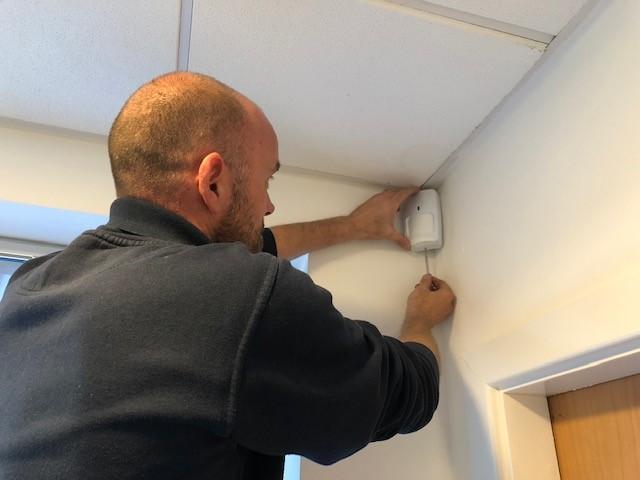 Technicien installant un système de sécurité sur une porte à Antibes