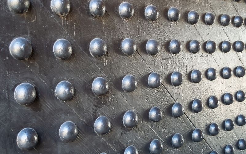 Étapes de pose d'une porte à Antibes