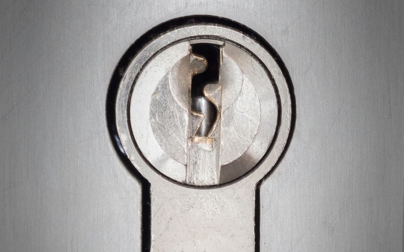 Serrures et cylindres de différentes marques installés à Antibes
