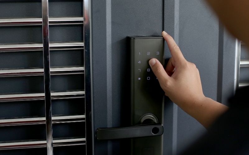 Installation d'une serrure électronique connectée par un serrurier à Antibes